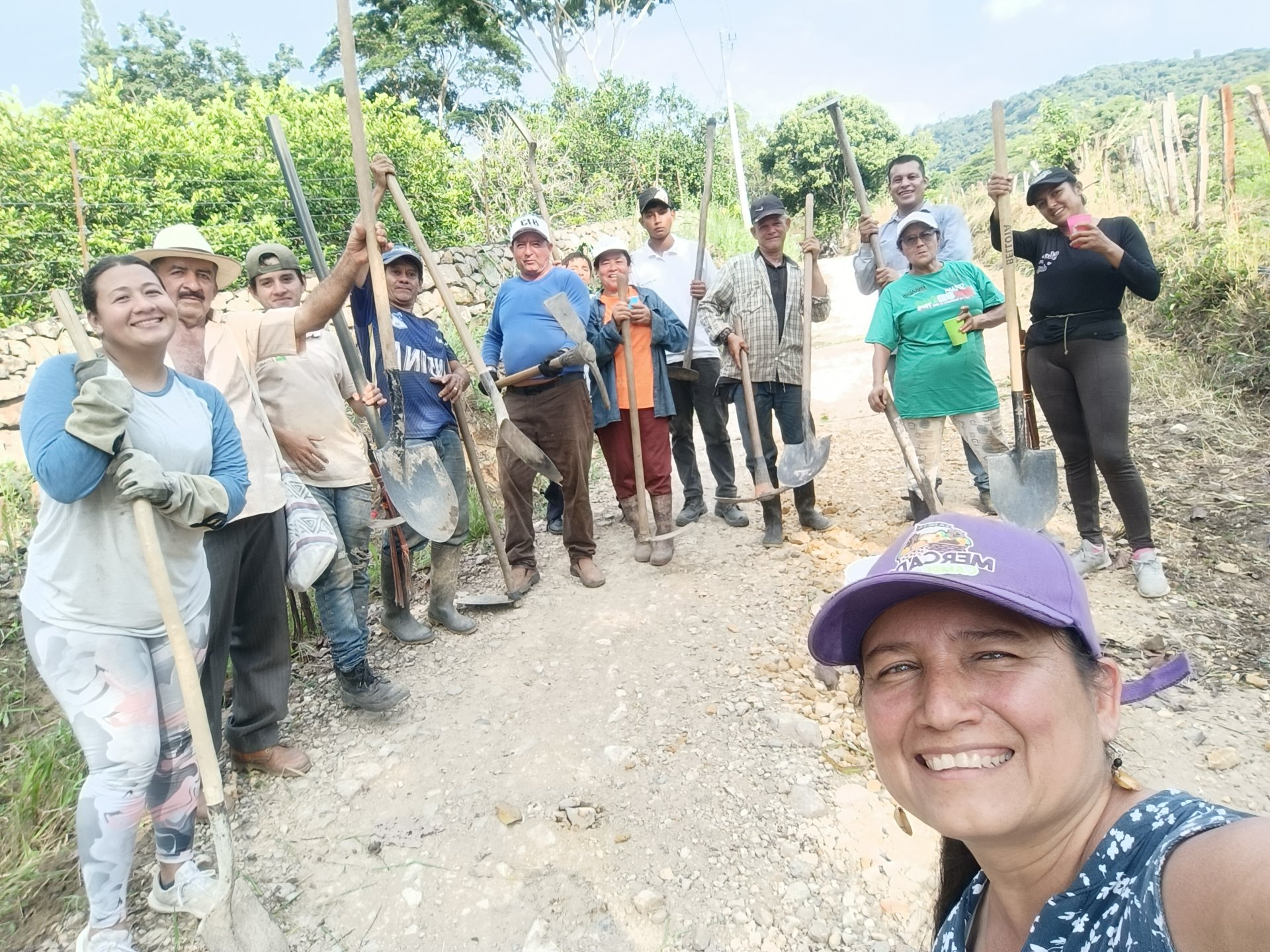 Campesinos de San Esteban en La Mesa Cundinamarca se unen para recuperar vía afectada por las lluvias