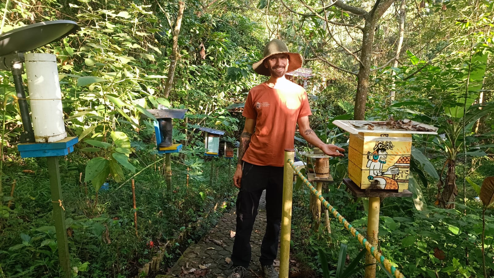 José Isidro Vargas, junto a Campo Colombia y Ayni Santuario de Abejas, vienen fortaleciendo procesos enfocados en la conservación de las abejas sin aguijón, la educación ambiental y el turismo de naturaleza.